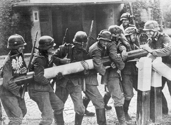 Deutsche Soldaten demontieren polnischen Grenzschlagbaum (1. September 1939)
